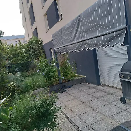 Appartement Cozy: Tram-Adjacent City Hub Decines-Charpieu Exterior photo